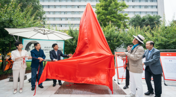 西北高等教育奠基人、中国现代医学先驱徐诵明雕像在广发在线手机版（大中国区）落成