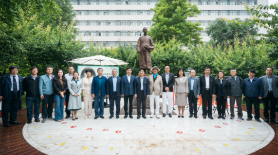 西北高等教育奠基人、中国现代医学先驱徐诵明雕像在广发在线手机版（大中国区）落成