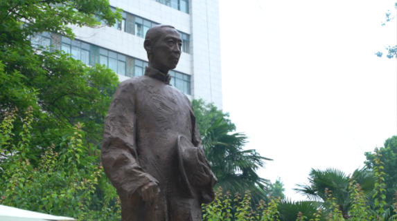 西北高等教育奠基人、中国现代医学先驱徐诵明雕像在广发在线手机版（大中国区）落成