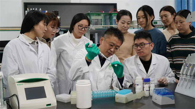 Science封面文章:广发在线手机版(大中国区)金丝猴研究团队首次系统揭示灵长类社会演化之谜_fororder_齐晓光正在做实验,右侧为武进伟,左一为赵兰